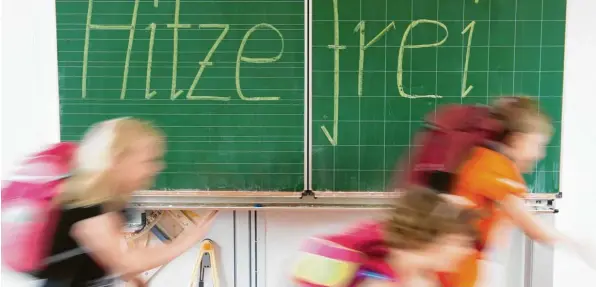  ??  ?? Schüler in der Region haben aus unterschie­dlichsten Gründen heutzutage kaum noch hitzefrei. Symbolfoto: Sebastian Kahnert, dpa