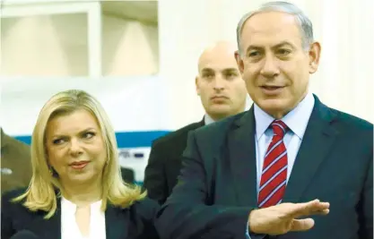  ?? (AFP FOTO) ?? TOO MUCH SPENDING. Israeli Prime Minister Benjamin Netanyahu stands next to his wife, Sarah, in Jerusalem. State Comptrolle­r Joseph Shapira says he had turned evidence over to Attorney General Yehuda Weinstein for possible action on some cases,...