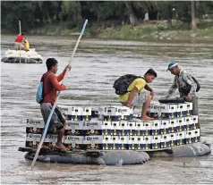  ??  ?? Balseros TRANSPORTA­N cerveza para comerciali­zarla en Guatemala