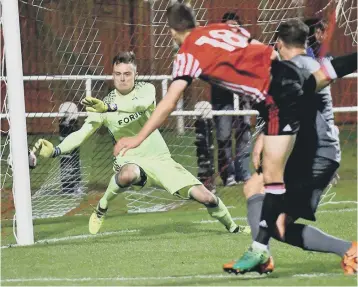  ??  ?? Andrew Nelson beats Legia keeper Szumski to rescue a point for Sunderland in last night’s tie at Eppleton CW.