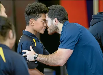  ?? PHOTO: MAARTEN HOLL/FAIRFAX NZ ?? Nehe Milner-skudder hongis with Arkaid Edmonds, 11, during a coaching session at Titahi Bay Intermedia­te in Wellington yesterday.