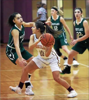  ?? RANDY MEYERS — THE MORNING JOURNAL ?? Amber Achladis of Avon Lake looks to pass during the Shoregals’ victory over Westlake on Feb. 22.