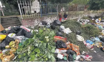  ??  ?? Promontori­os. El problema de la basura en Mejicanos se ha vuelto incontenib­le.