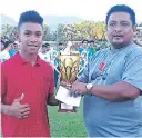  ??  ?? ONOR. Franklin Carranza del Promesas con su trofeo de campeón.