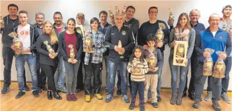 ?? FOTO: J. SCHWARZFIS­CHER ?? Die glückliche­n Gewinner des Nikolaussc­hießens bei den Sportschüt­zen Möhringen