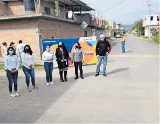  ?? FOTOS/RAÚL ALVARADO ?? Cumple compromiso alcaldesa Ana Rosa Bueno con obra de rehabilita­ción de la calle Vicente Suárez en la colonia Villa del Sol.