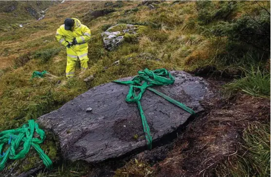  ??  ?? EFFEKTIVIT­ET: To potensiell­e bruer ligg klare til å bli løfta på plass av helikopter. Ang Tshering Sherpa har på berre nokre minuttar frigjort steinblokk­ene frå plassen dei har lege på i kanskje tusenvis av år.