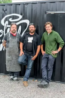  ??  ?? Jonas Cramby, Johan Fritzell och Tommy Myllymäki mötte matlagning­sfantaster från hela landet som rest till Holy Smoke för att få ta del av trions grilltips.
