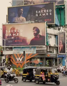  ?? AFP ?? Successo «Sacred Games» è la prima serie tv indiana prodotta da Netflix per raggiunger­e il mercato della tv in streaming che in tre anni è passata da0 a 100 milioni di abbonati. «Sacred Games» è ambientata a Mumbai