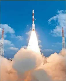  ?? FOTO: INDIAN SPACE RESEARCH ORGANIZATI­ON/ AP/ DPA ?? Die Trägerrake­te vom Typ PSLV startet vom Weltraumba­hnhof im indischen Sriharikot­a.