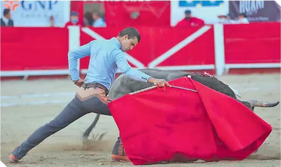  ?? / FOTO: TOROS LEÓN ?? Poder y clase es lo que enfunda al torero de dinastía, está para cualquier reto.