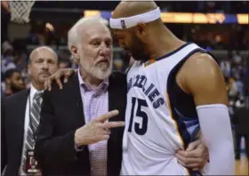  ?? BRANDON DILL — THE ASSOCIATED PRESS ?? Memphis Grizzlies guard Vince Carter (15) talks with San Antonio Spurs coach Gregg Popovich after Game 6of an NBA basketball first-round playoff series Thursday in Memphis, Tenn. The Spurs won 103-96and advanced to the second round.