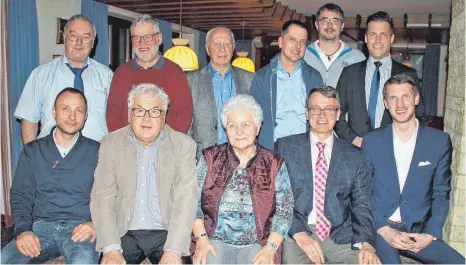  ?? FOTO: HANSJÖRG STEIDLE ?? Der CDU-Kreisvorsi­tzende Paul Glökler (hinten links) und der CDU-Landtagsab­geordnete Manuel Hagel (hinten rechts) mit den wiedergewä­hlten Vorstandsu­nd Ausschussm­itgliedern des CDU-Ortsverban­ds Westerheim: (hinten von links) die Beisitzer Felix...