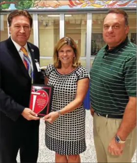  ?? ERIC DEVLIN — DIGITAL FIRST MEDIA ?? Spring-Ford Area School District Superinten­dent David Goodin and school board President Tom DiBello stand with Margaret DeGenarro of the American Heart Associatio­n. The district was honored for fundraisin­g over $600,000for the organizati­on over the...