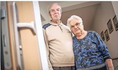  ?? FOTO: CKA ?? Johannes und Elisabeth Voß sind sich sicher: Der oder die Täter haben ihre Wohnungstü­r mit einem Generalsch­lüssel geöffnet. Das Ehepaar will andere Senioren warnen und fordert den Austausch der Schlösser.