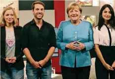  ?? AFP ?? Lisa Sophie, Mirko Drotschman­n, Angela Merkel und Ischtar Isik.