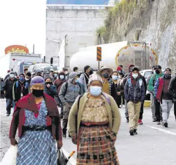  ??  ?? »Miles de integrante­s de los 48 Cantones protestan contra el presidente Alejandro Giammattei, y la fiscal general de Guatemala, Consuelo Porras.