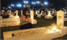  ?? ALLEX QOMARULLAJ­AWA POS ?? KIRIM DOA: Apel Penghormat­an dan Renungan Suci digelar kemarin dini hari di Taman Makam Pahlawan Kusuma Bangsa. Acara tersebut dipimpin Gubernur Jawa Timur Soekarwo.