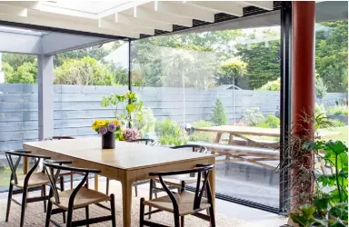  ??  ?? DINING AREA
(Below right) Wishbone dining chairs by Carl Hansen from Skandium surround the Romana dining table from Ercol, giving the space a mid-century vibe