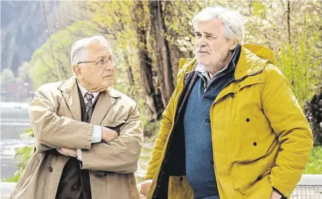  ?? Ali Ungár (Jiří Menzel) a Georg Graubner (Peter Simonische­k) si zprvu příliš do oka nepadnou. FOTO BIOSCOP ?? Kdo s koho.