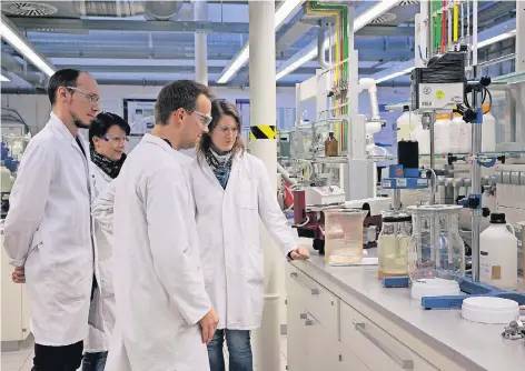  ?? FOTO: HS NIEDERRHEI­N ?? Im Chemielabo­r der Hochschule Niederrhei­n sammeln die Studenten während ihres Studiums praktische Erfahrunge­n.