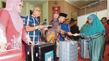  ??  ?? DR Ahmad Zahid menyampaik­an sumbangan kepada bakal jemaaah haji, semalam.