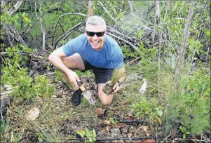  ?? FERNANDO BRETOS PHOTO ?? Reporter Steve MacNaull plants cord grass in the mangrove along the Oleta River in Miami as part of the Frost Museum of Science’s Museum Volunteers for the Environmen­t (MUVE) program.