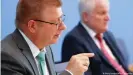  ??  ?? Als Verfassung­sschutz-Chef Haldenwang 2020 seinen Bericht vorstellte, tauchten Teile der AfD als "Verdachtsf­älle" auf