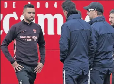  ??  ?? El delantero marroquí En Nesyri charla con Lopetegui durante el entrenamie­nto de ayer.