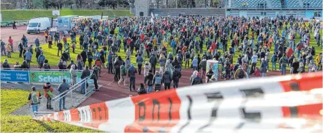  ?? FOTO: RALF LIENERT ?? Im November hatten im Illerstadi­on in Kempten um die 1200 Menschen gegen Corona-regeln protestier­t.