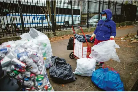  ?? Foto: Eduardo Munoz Alvarez/ap/dpa ?? Armut in New York: Eine Frau aus Ecuador sammelt Pfandflasc­hen.