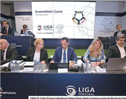  ??  ?? DEBATE. Pedro Proença ladeado por Helena Pires e Sónia Carneiro na mesa da direção da Liga