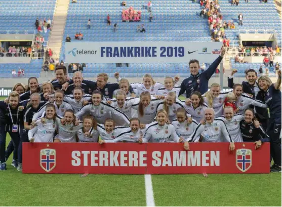  ?? FOTO: CORNELIUS POPPE, NTB SCANPIX ?? PÅ VEI TIL VM: Maren Mjelde, Kristine Minde, Vilde Bøe Risa, Maria Dybwad Brochmann, Ingrid Rydland og Ingrid Marie Spord jublet tirsdag kveld for billett til VM i 2019 og OL i 2020, etter at de slo Nederland i siste kvalifiser­ingskamp.