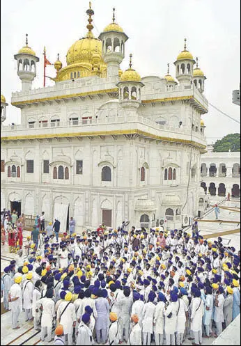  ?? SAMEER SEHGAL/HT ?? ‘Paathis’ protesting against the SGPC at the Golden Temple in Amritsar on Monday.