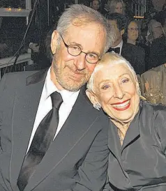  ??  ?? La madre de Spielberg dedicaba consejos y recetas para la felicidad a sus clientes. “Sé bueno contigo mismo”, les decía.