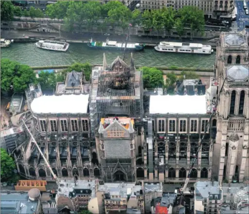  ?? / LIONEL BONAVENTUR­E (AP) ?? Imagen aérea de la catedral de Notre Dame, en París, tomada el miércoles.