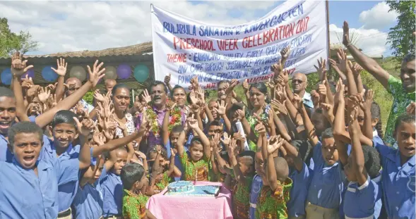  ?? Photo: Charles Chambers ?? Minister for Local Government, Urban Developmen­t, Housing, Environmen­t and Transport Parveen Bala with teachers, parents and primary school students of Bulabula Sanatan Dharam Primary School on August 4, 2017.