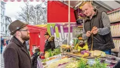  ??  ?? Daniel Reinhardt (rechts) ist zum ersten Mal mit einem eigenen Stand vertreten, doch dank seiner Eltern ist er auf dem Markt großgeword­en.