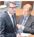  ?? FOTO: DPA ?? Sven Wolf (SPD) mit Justizmini­ster Peter Biesenbach im Landtag.