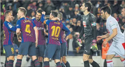  ?? FOTO: PEP MORATA ?? Messi, felicitado tras marcar su gol 400 en Liga Fue el 2-0, que ponía distancia