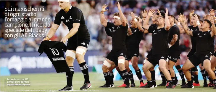  ??  ?? La maglia nera con il 10 di Diego prima dell’Haka degli All Blacks a Sydney