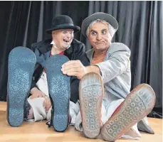  ?? FOTO: VERA MARKUS ?? Olli Hauenstein und Eric Gadient sind an Silvester mit ihrem „Clown Syndrom“im Stadttheat­er zu Gast.