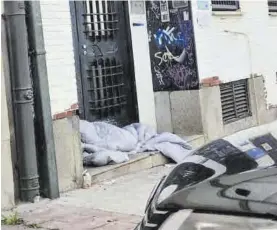  ?? INTRAMUROS ?? Una persona sin hogar, durmiendo en la zona centro.