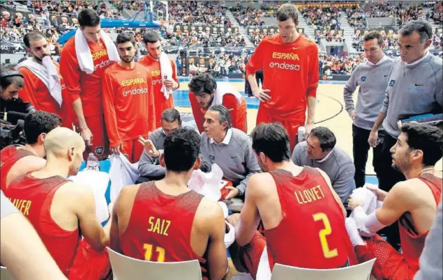  ??  ?? UNA PIÑA. Sergio Scariolo da instruccio­nes a los jugadores de la Selección española durante el partido ante Eslovenia del domingo en Burgos.