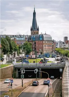  ?? RP-FOTO: ANNE ORTHEN ?? An der Reuterkase­rne über dem Rheinufert­unnel wird derzeit ein Pavillon der Metro AG gebaut. Dafür wurden vier Bäume gefällt.