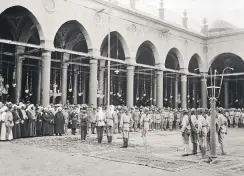  ??  ?? Ottoman and Arab officials meet at the courtyard of the Great Mosque of Mecca.