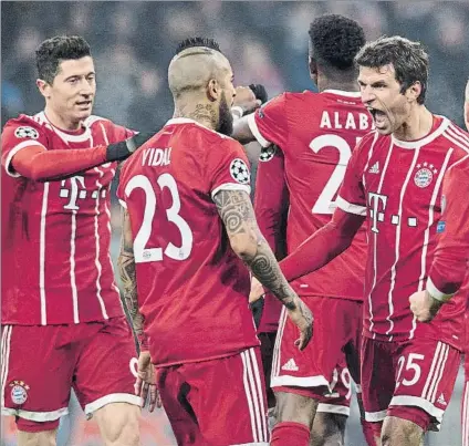  ?? FOTO: AP ?? Lewandowsk­i y Müller, goleadores de una noche gélida y lluviosa Ambos marcaron dos goles y el polaco ya lleva 5 en esta Champions