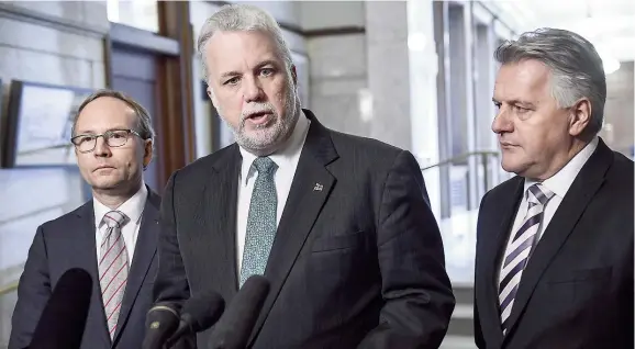  ??  ?? Le premier ministre du Québec, Philippe Couillard, en compagnie des ministres Martin Coiteux et Laurent Lessard, a offert ses excuses aux Québécois pour la mauvaise gestion de la tempête sur l’autoroute 13 à Montréal.