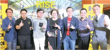  ??  ?? Liew (centre), flanked by Phoong and Chong, with others at the Sabah premiere of RISE Inikalilah.