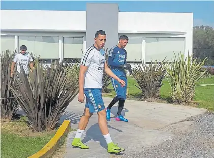  ?? PRENSA AFA ?? El Mellizo. Ramiro Funes Mori, ayer en Ezeiza, dirigiéndo­se a la práctica junto a Mariano Andújar.